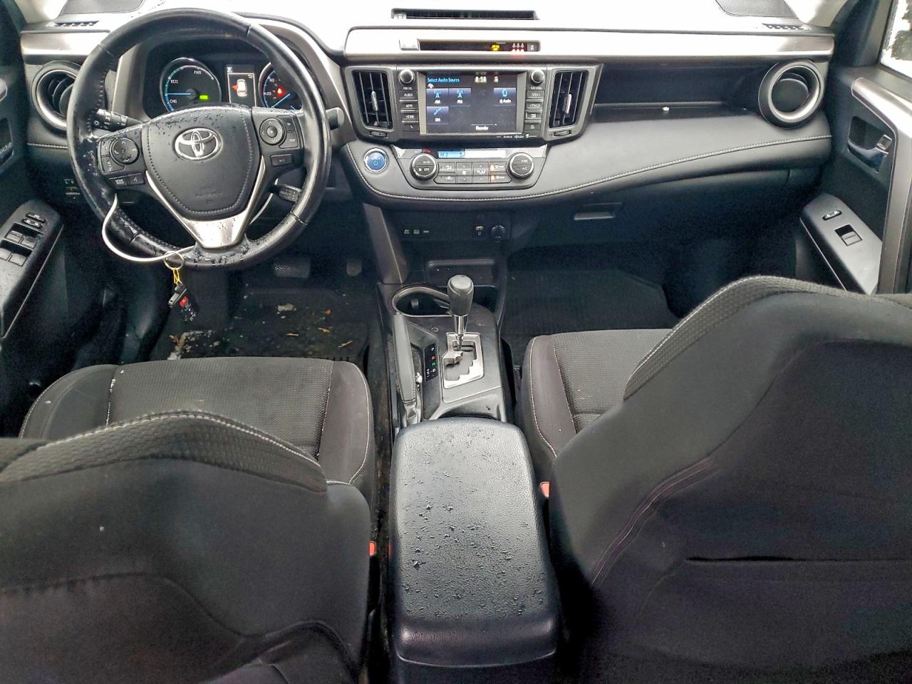 2017 TOYOTA RAV4 HV LE photo 8