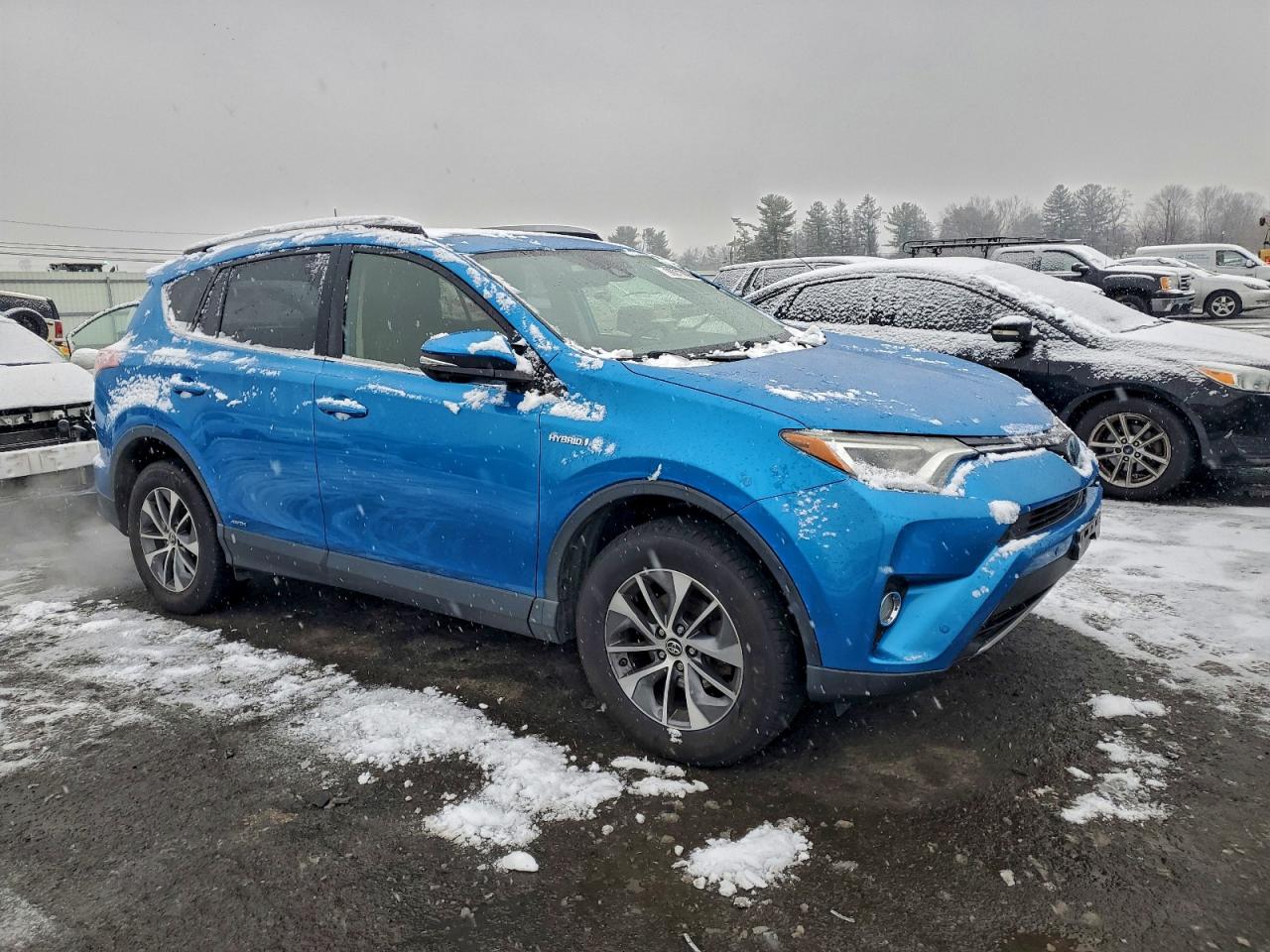 2017 TOYOTA RAV4 HV LE photo 4