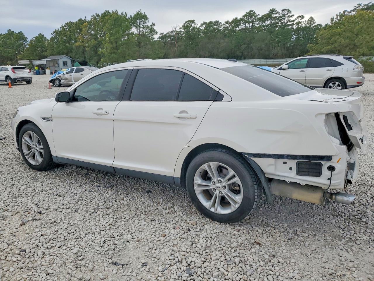 2015 FORD TAURUS SEL photo 2