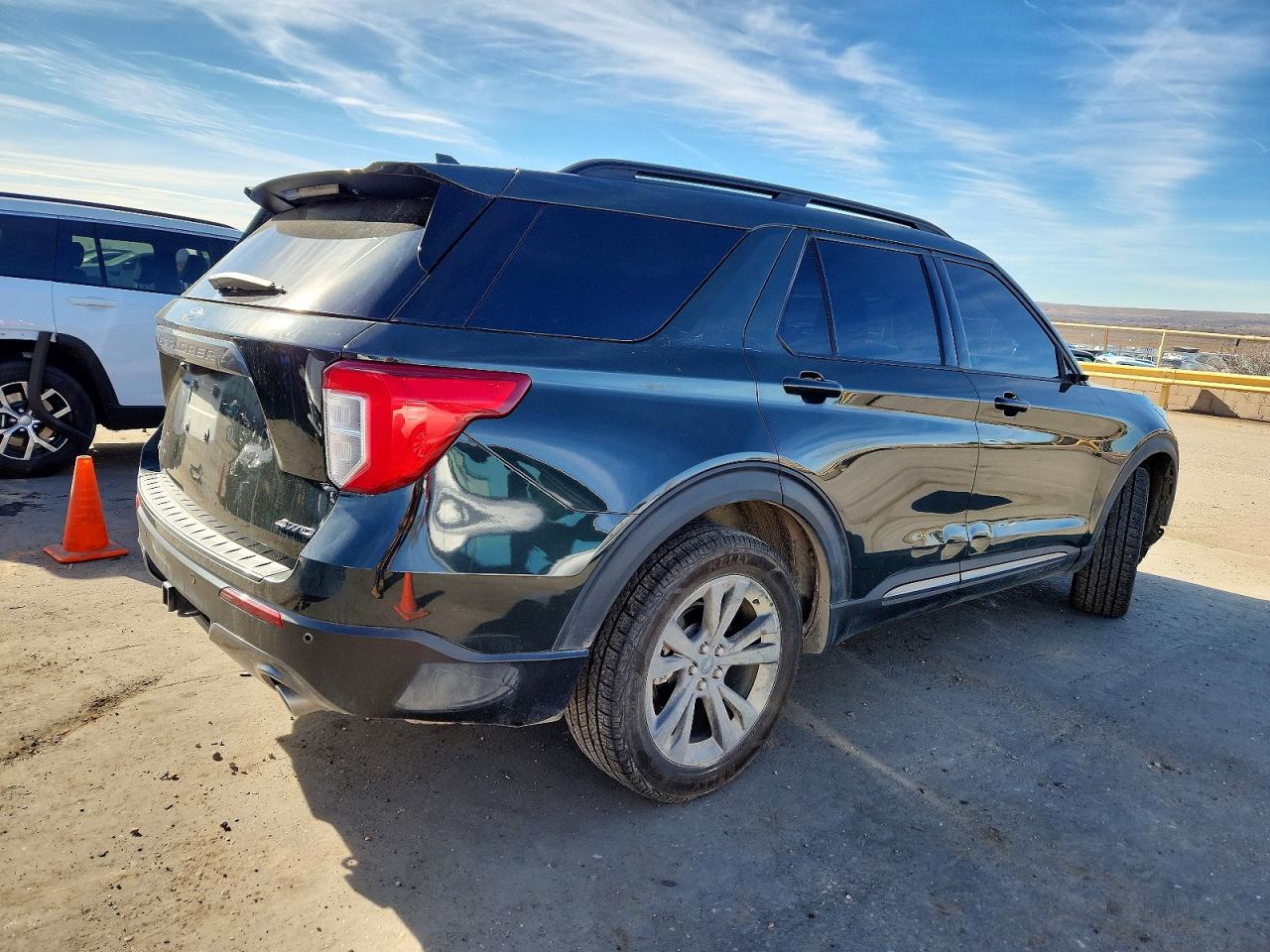 2023 FORD EXPLORER XLT photo 3