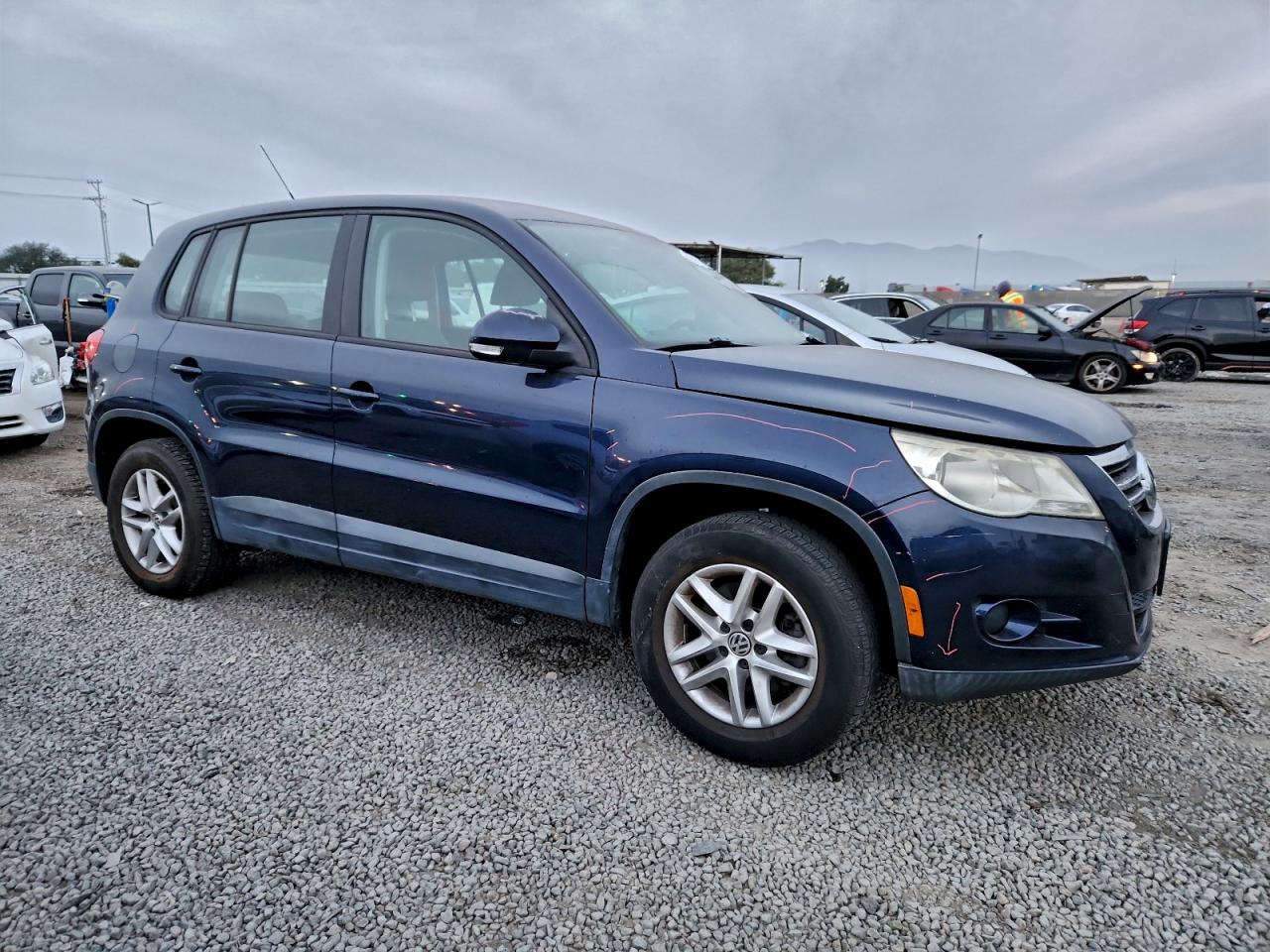 2011 VOLKSWAGEN TIGUAN S photo 4