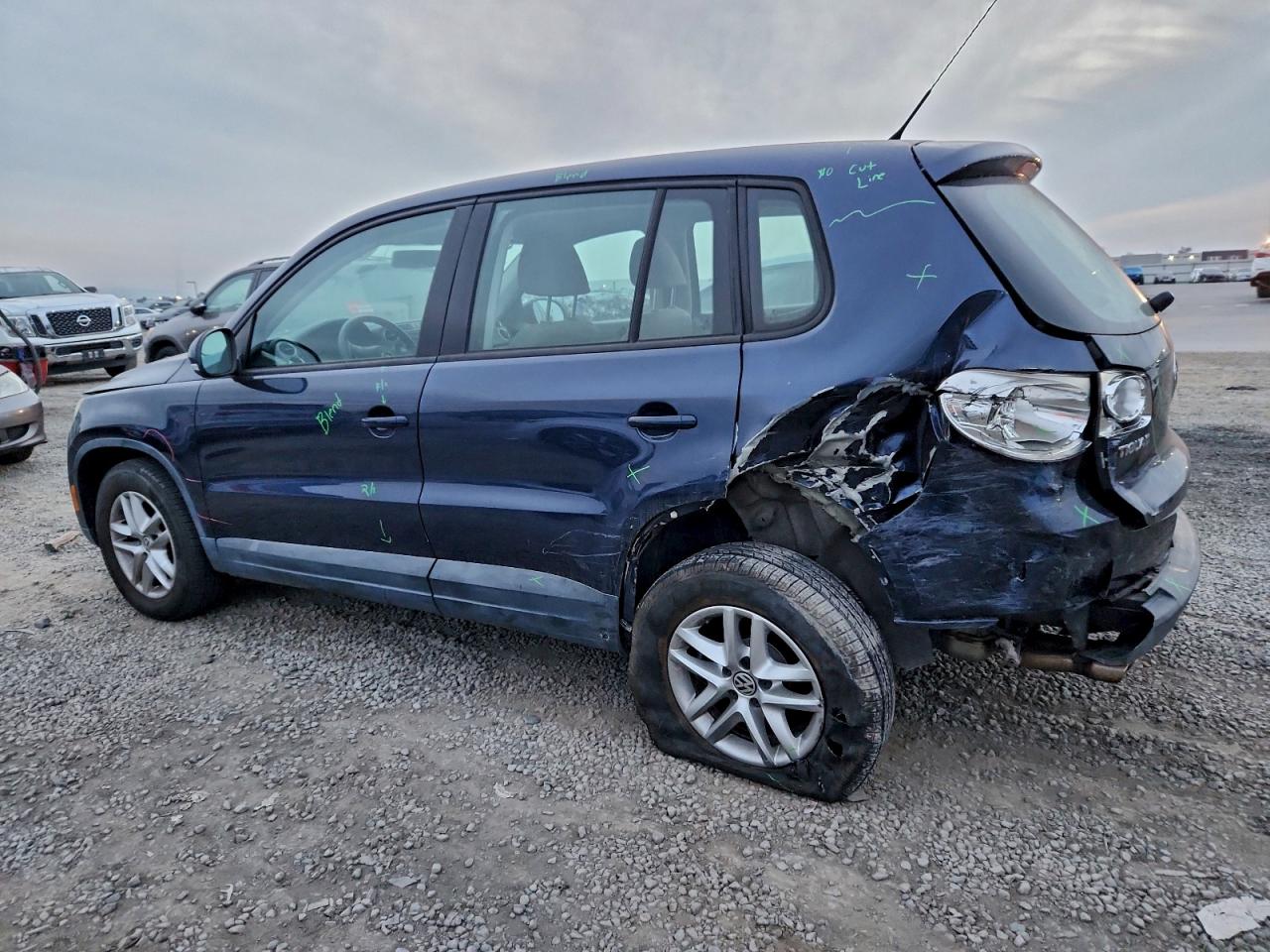 2011 VOLKSWAGEN TIGUAN S photo 2