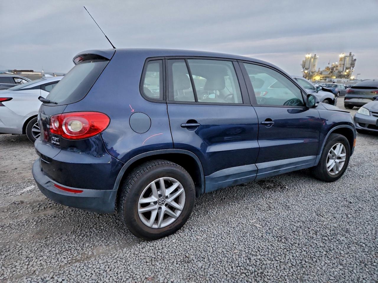 2011 VOLKSWAGEN TIGUAN S photo 3