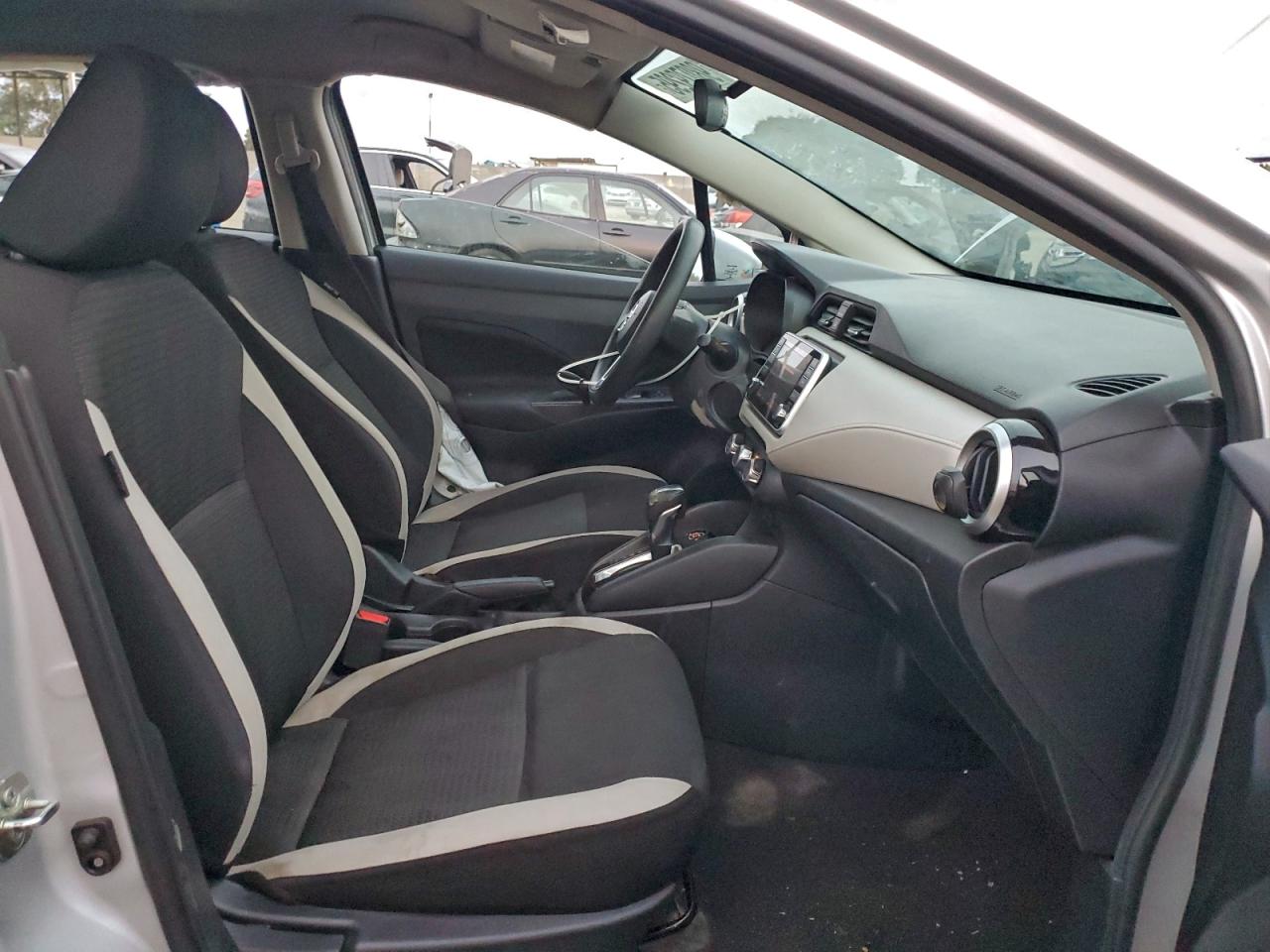 2021 NISSAN VERSA SV photo 7