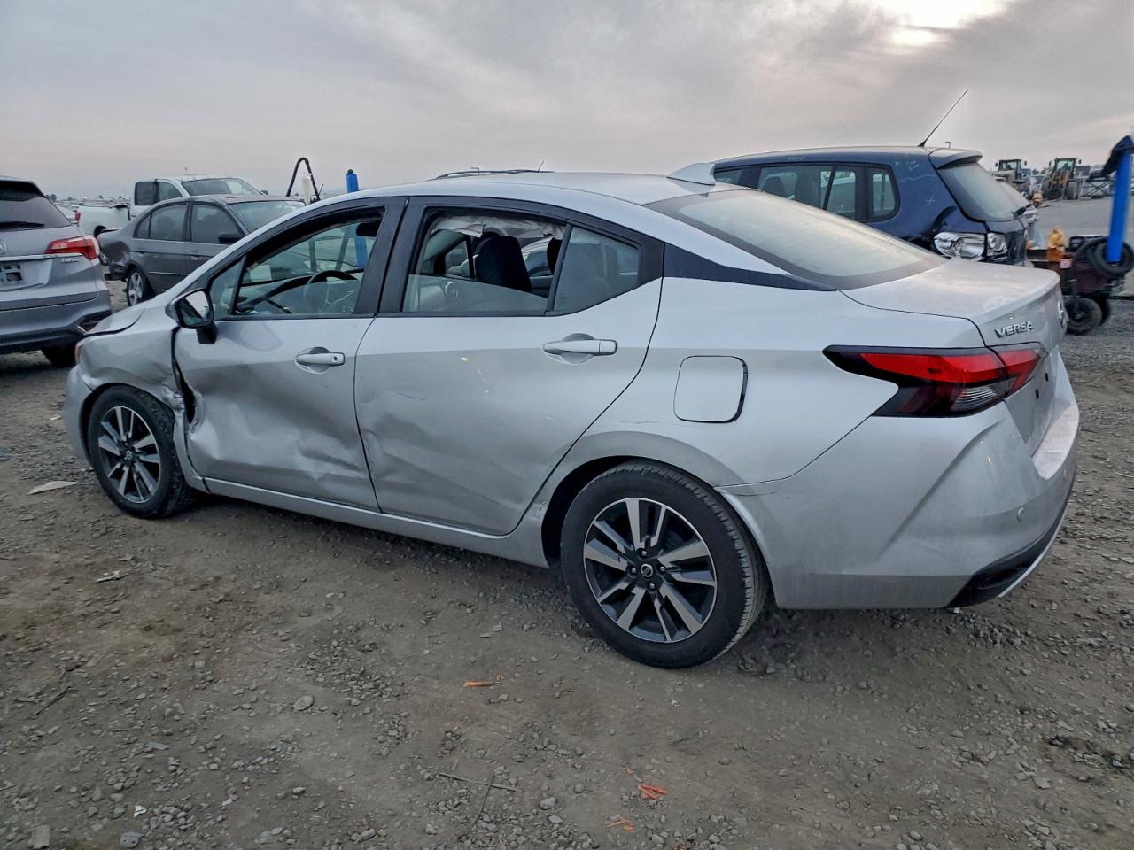 2021 NISSAN VERSA SV photo 2