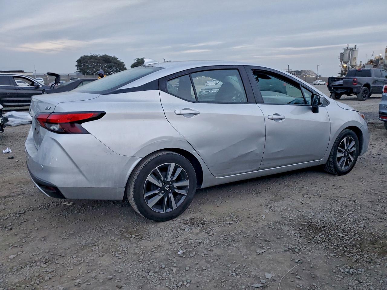 2021 NISSAN VERSA SV photo 3