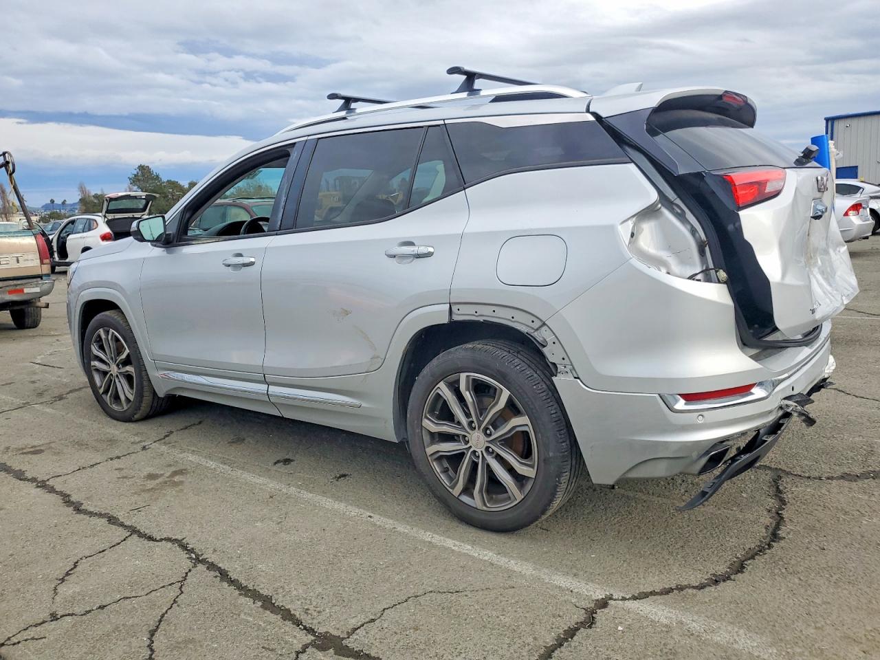 2019 GMC TERRAIN DENALI photo 2