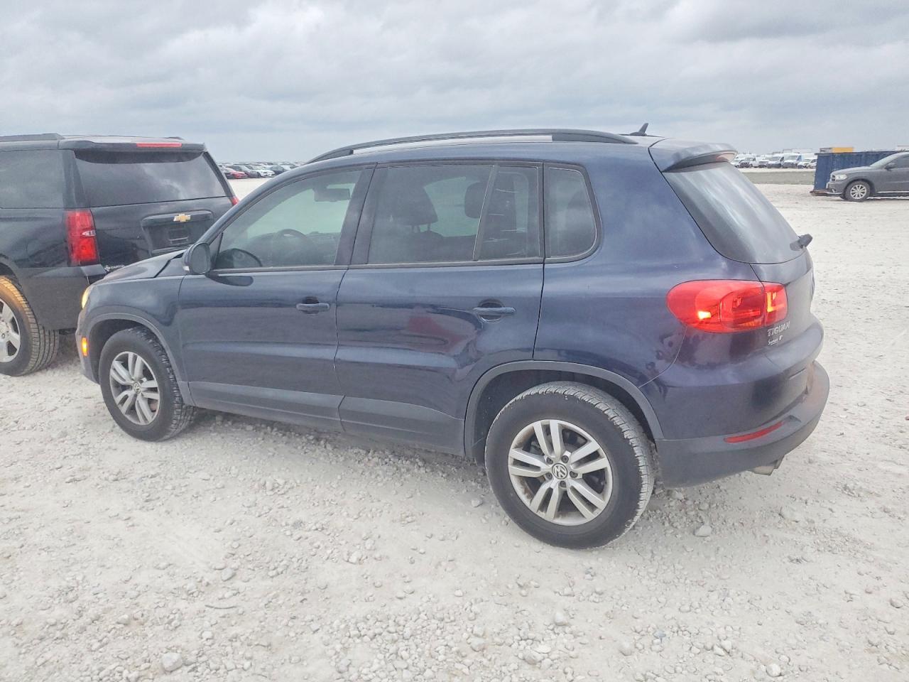 2016 VOLKSWAGEN TIGUAN S photo 3
