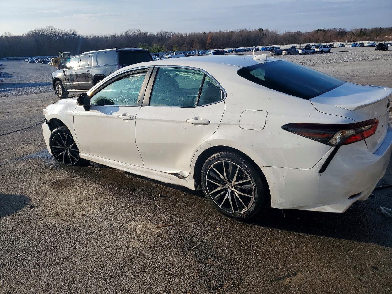 2022 TOYOTA CAMRY SE photo 2