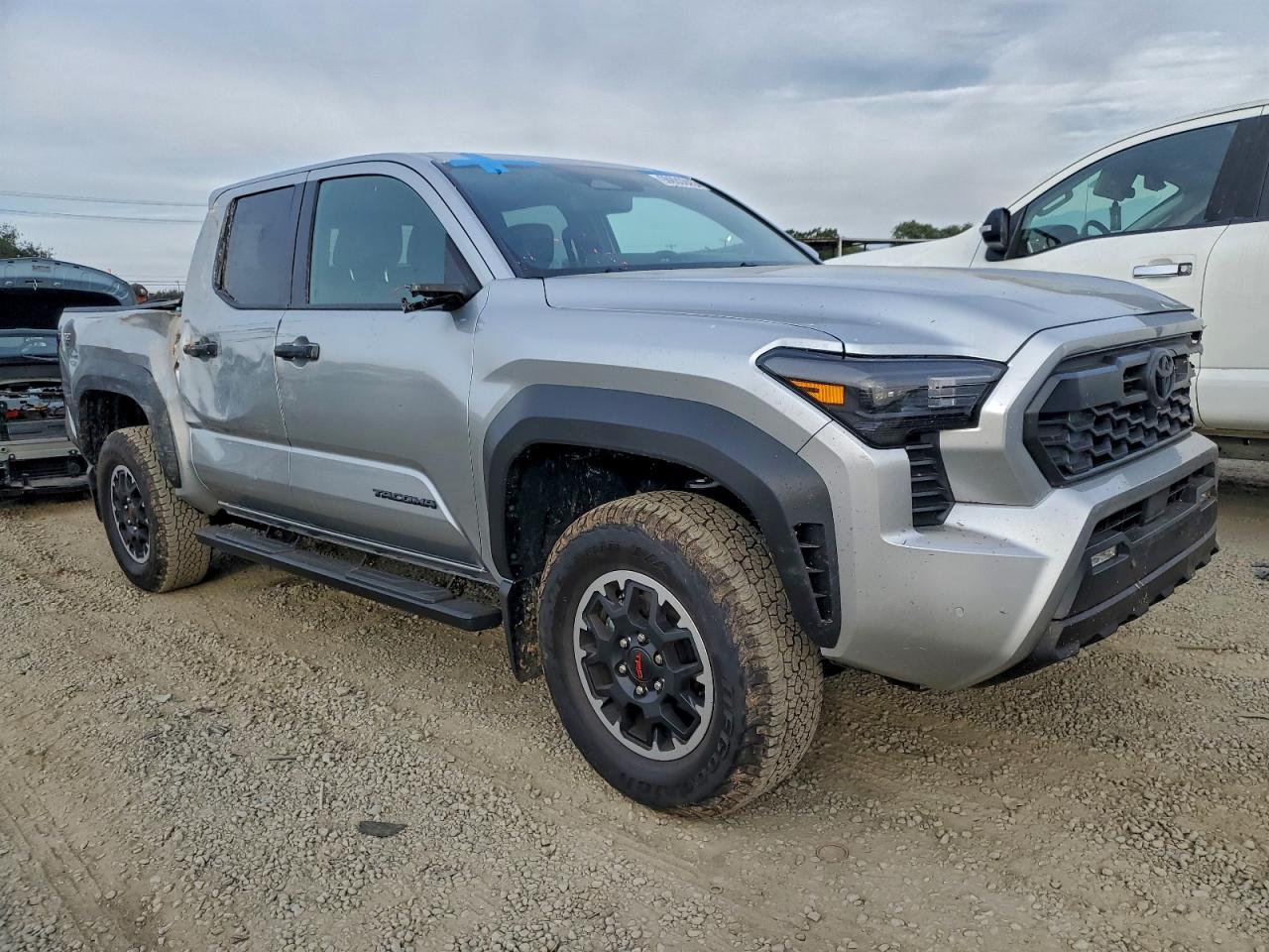 2025 TOYOTA TACOMA DOUBLE CAB photo 4