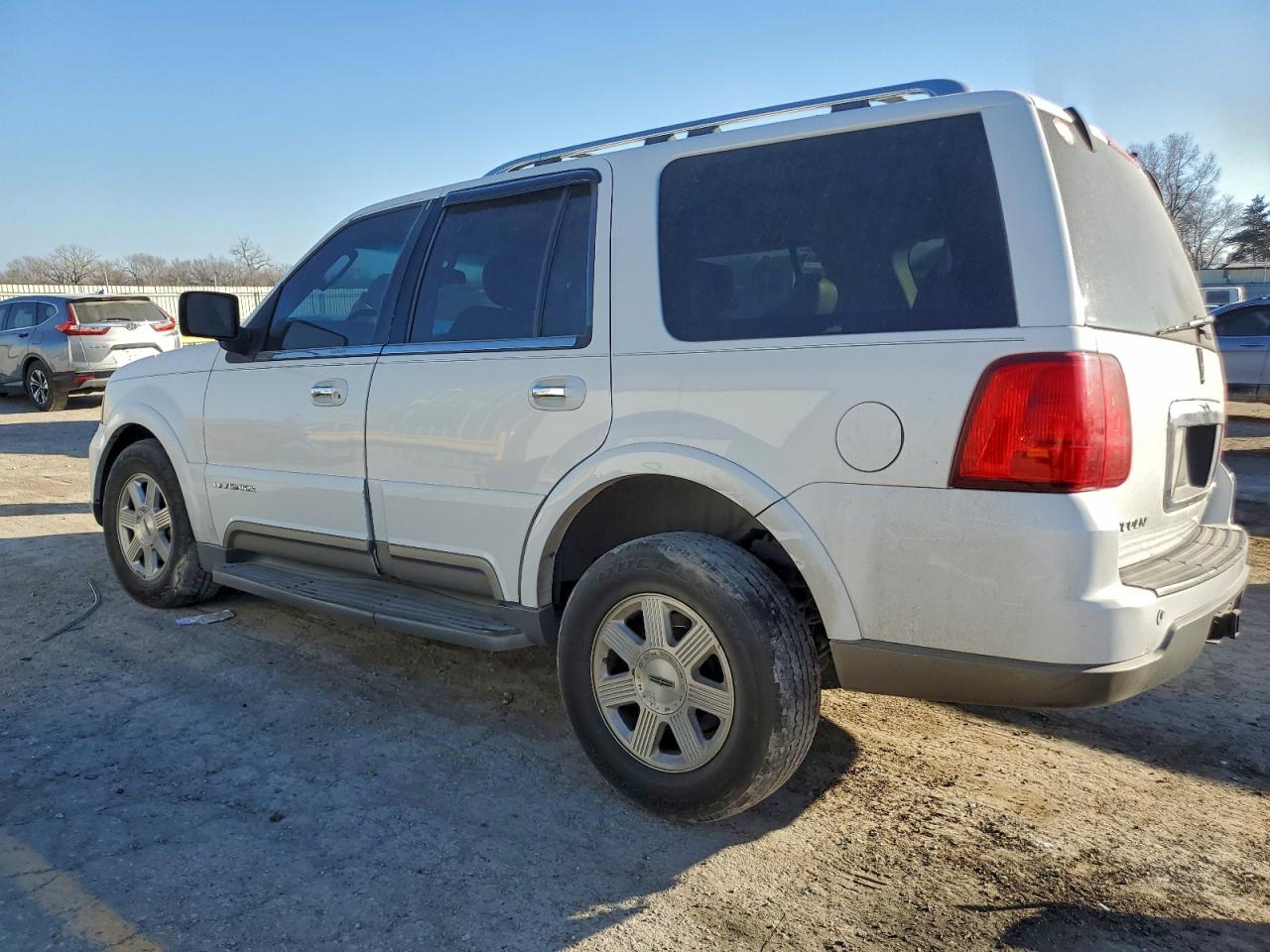 2004 LINCOLN NAVIGATOR photo 2