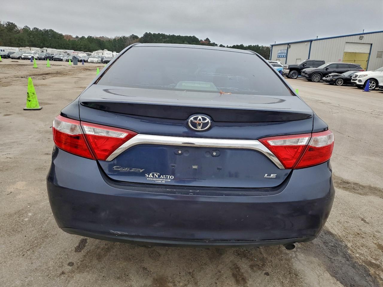 2015 TOYOTA CAMRY LE photo 6