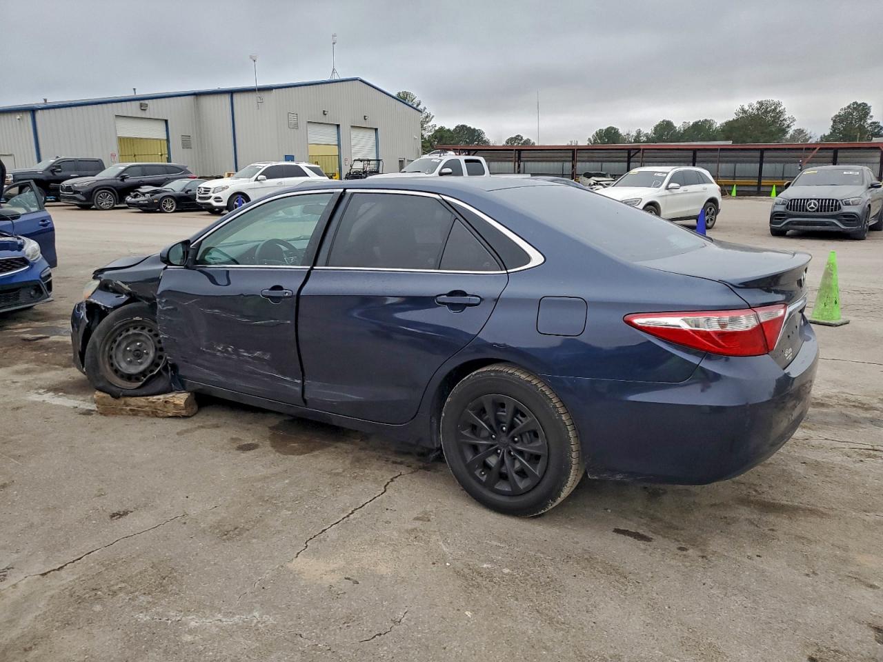 2015 TOYOTA CAMRY LE photo 2
