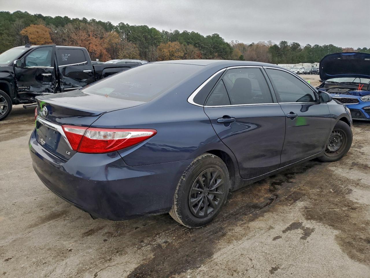 2015 TOYOTA CAMRY LE photo 3