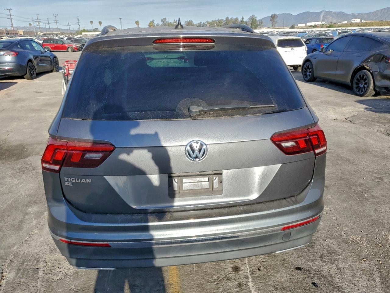 2021 VOLKSWAGEN TIGUAN SE photo 6