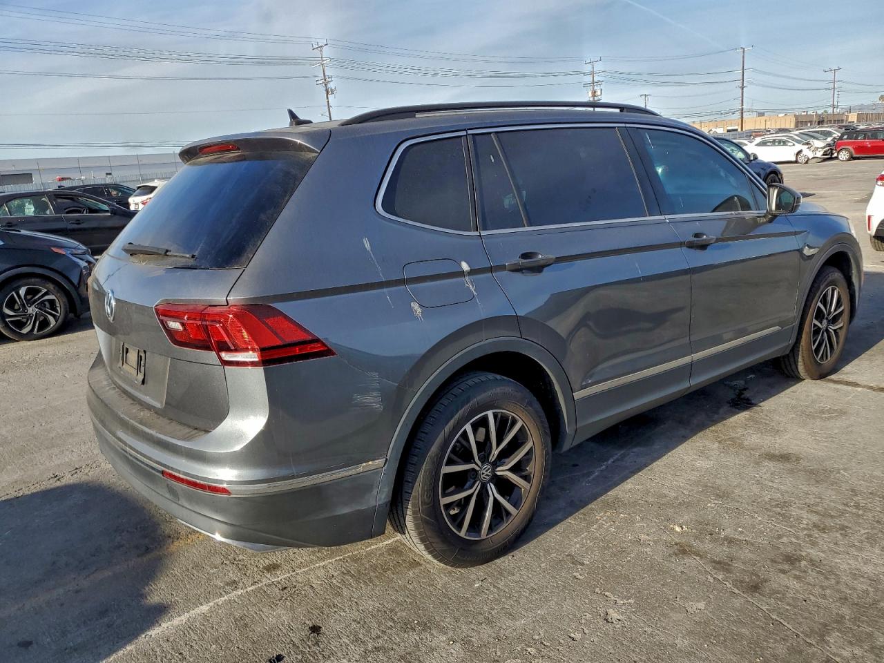 2021 VOLKSWAGEN TIGUAN SE photo 3