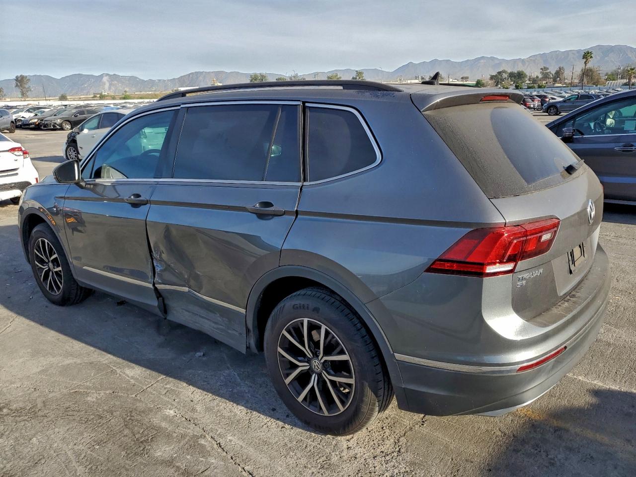 2021 VOLKSWAGEN TIGUAN SE photo 2