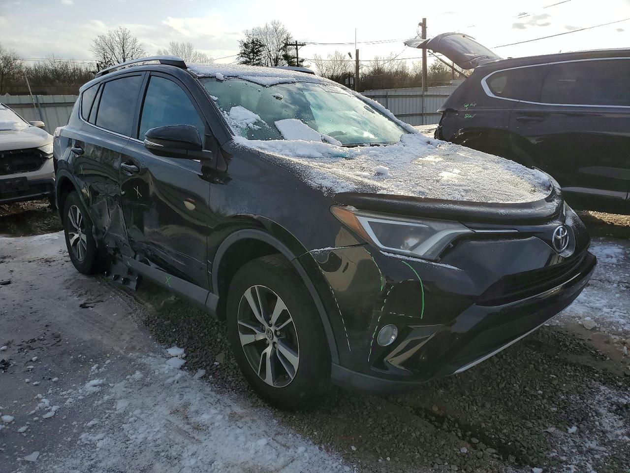 2016 TOYOTA RAV4 XLE photo 4