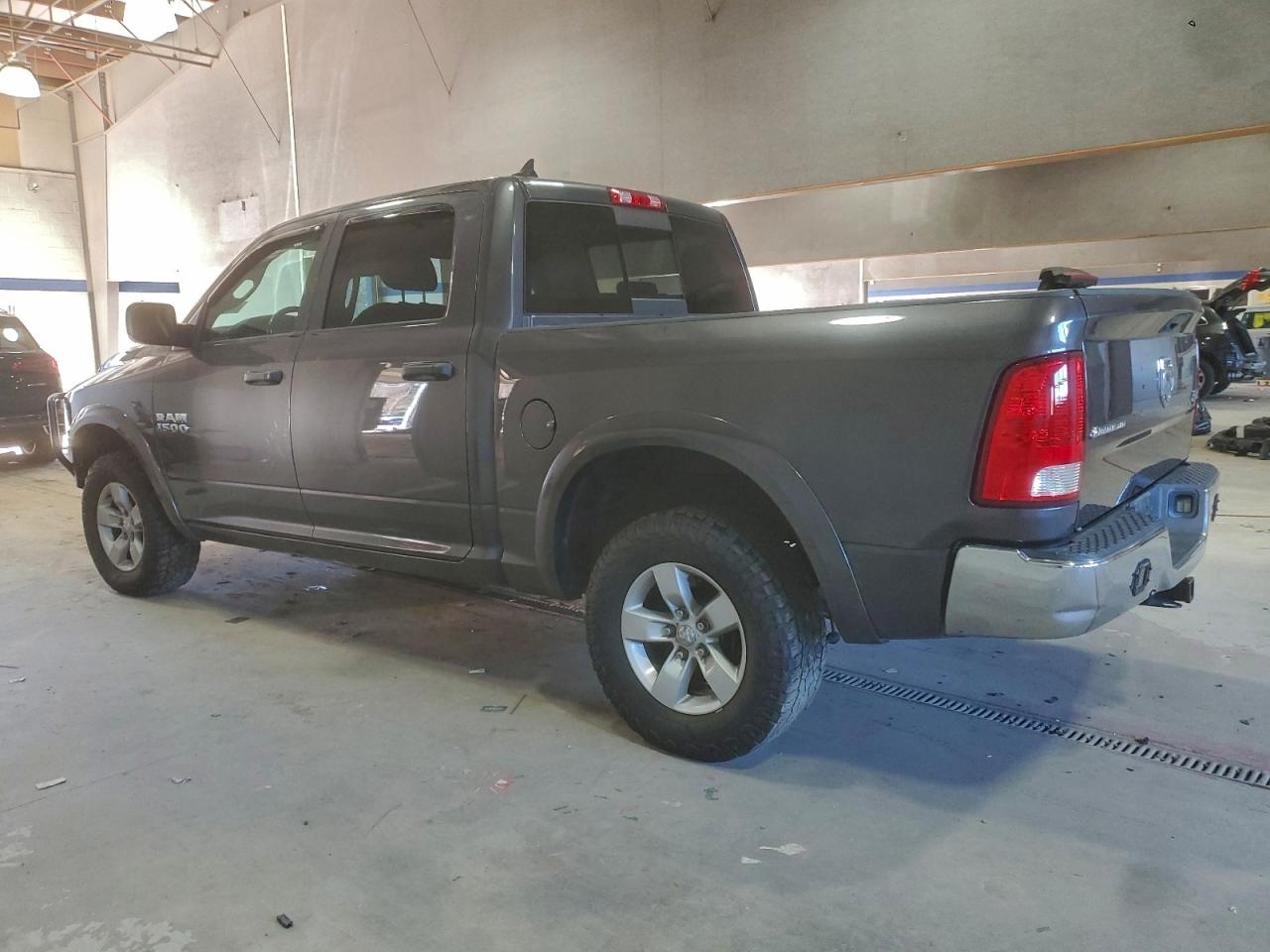 2016 RAM 1500 SLT photo 2