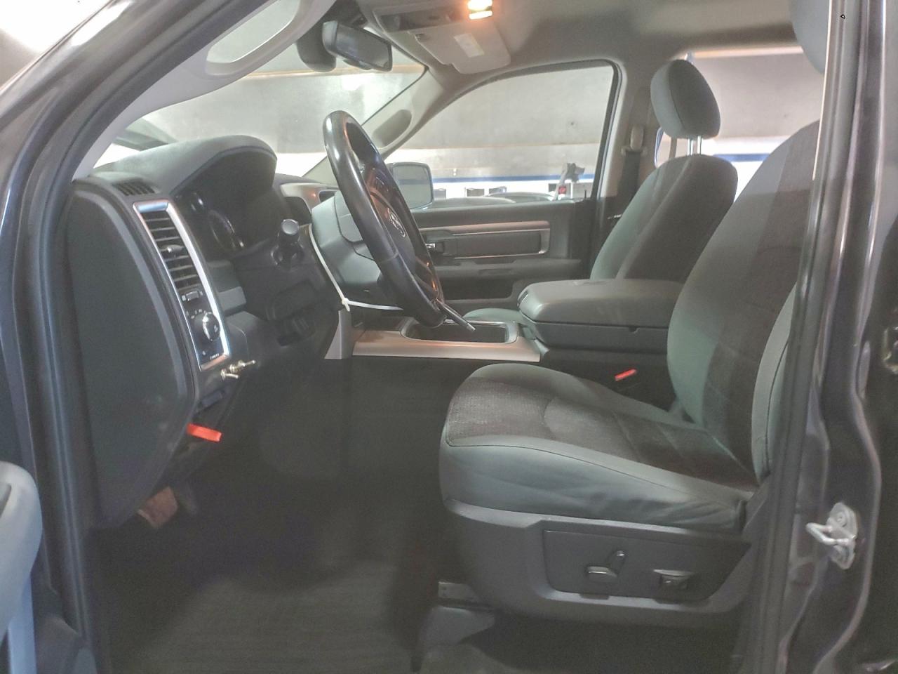 2016 RAM 1500 SLT photo 7