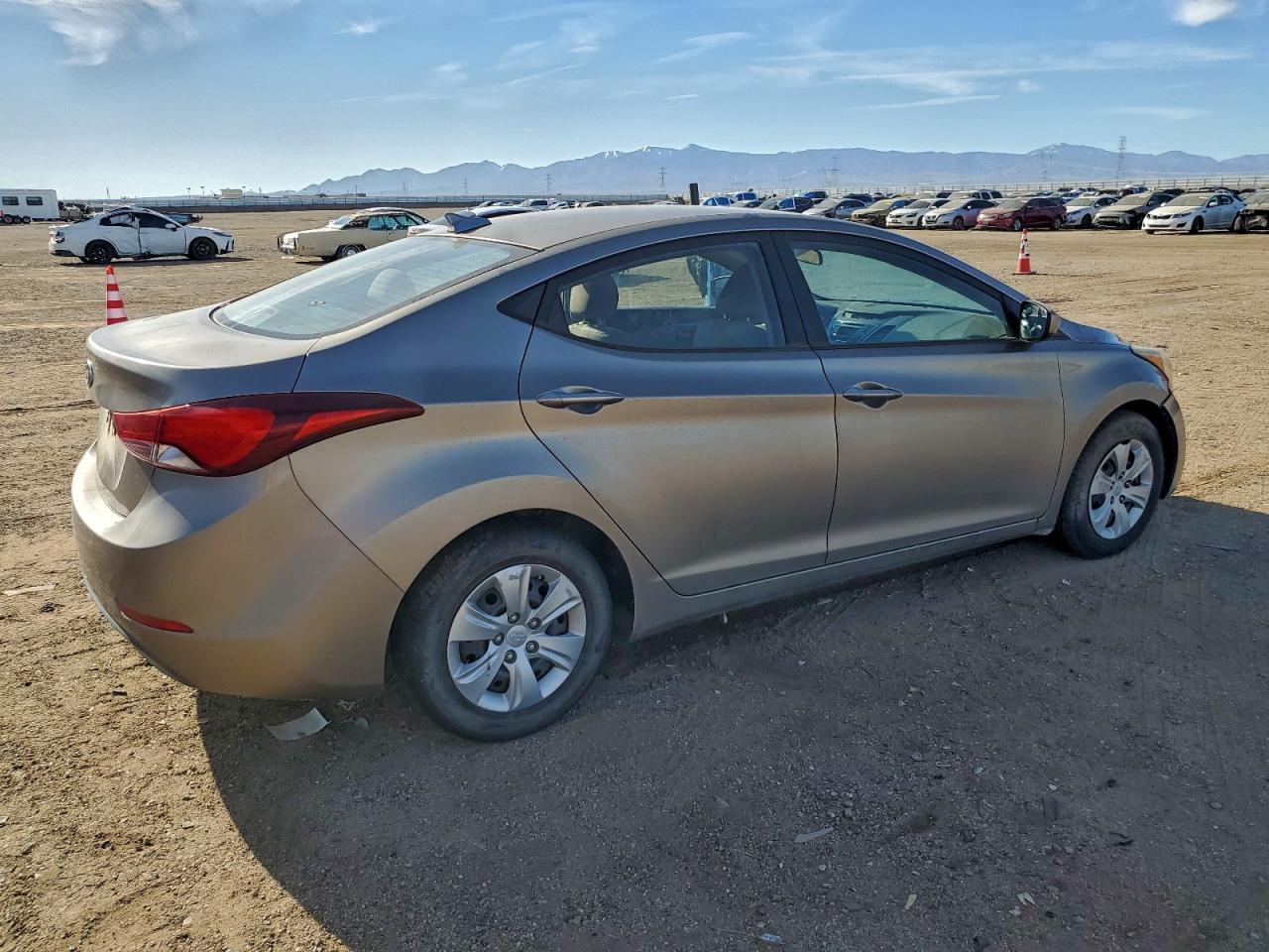 2016 HYUNDAI ELANTRA SE photo 3