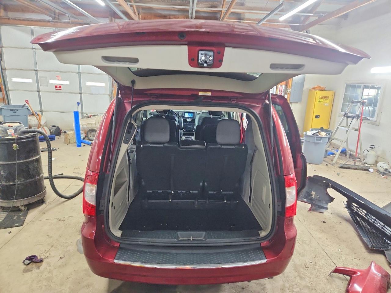 2012 CHRYSLER TOWN & COUNTRY TOURING L photo 6