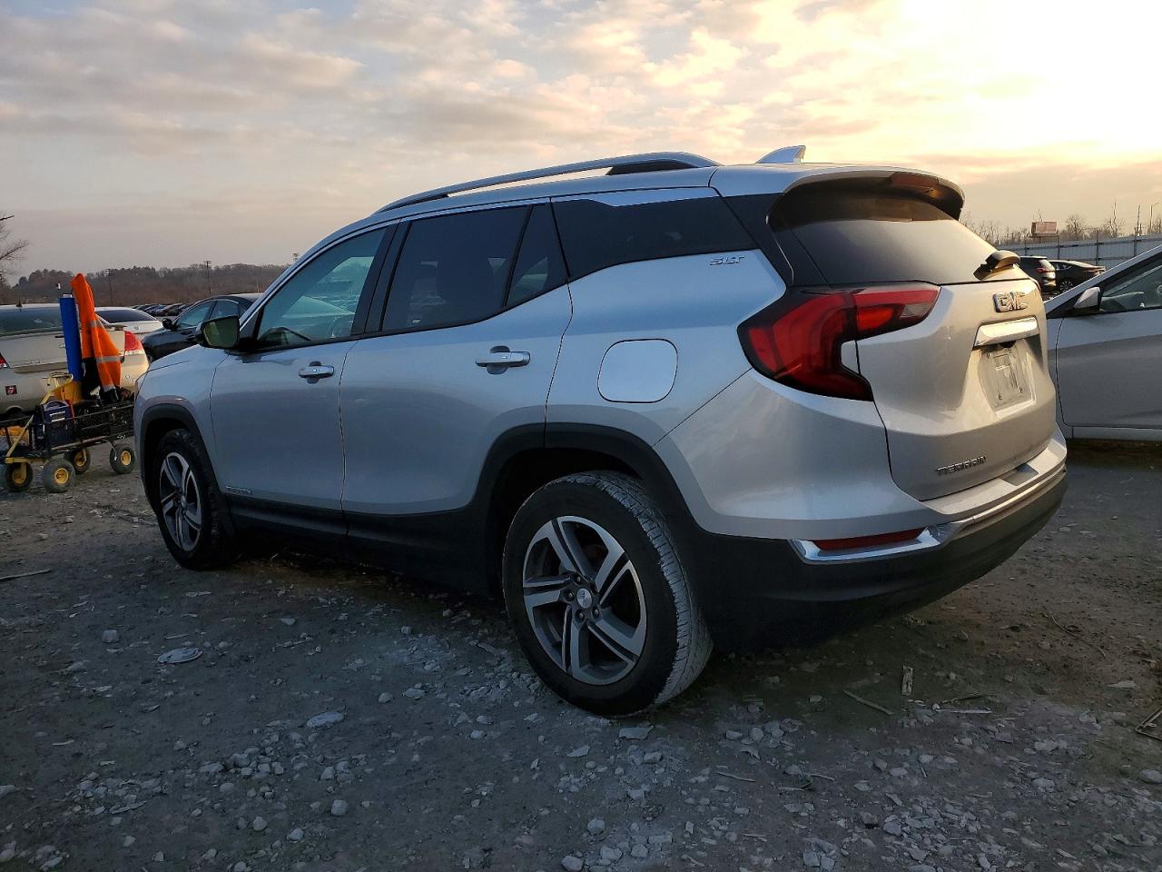 2019 GMC TERRAIN SLT photo 2