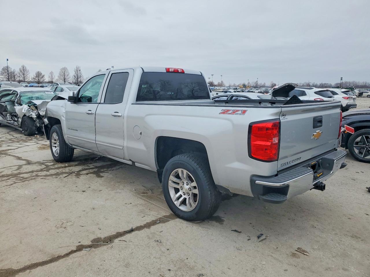 2018 CHEVROLET SILVERADO K1500 LT photo 2