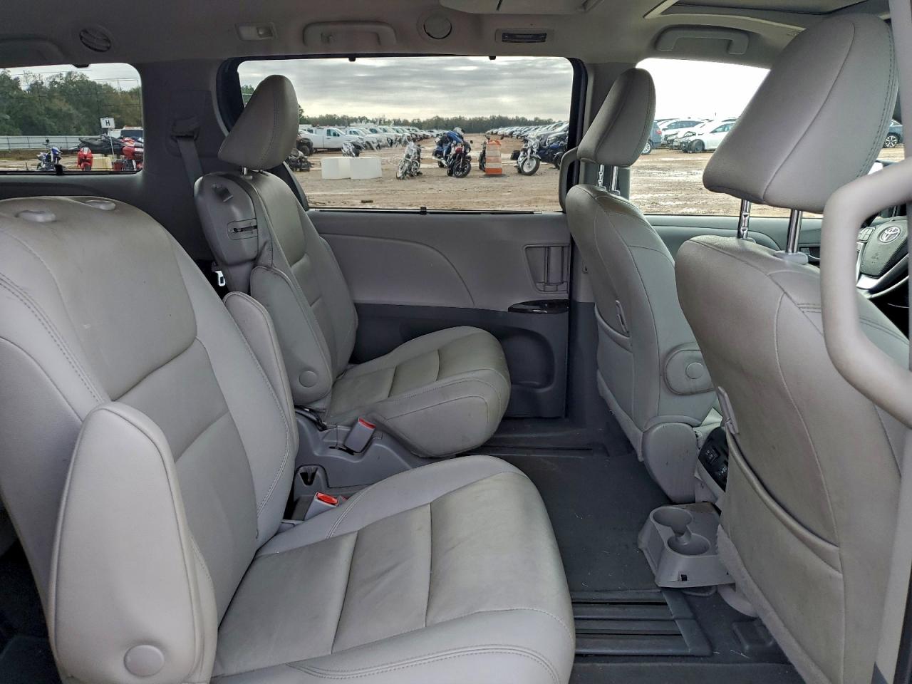 2020 TOYOTA SIENNA XLE photo 11