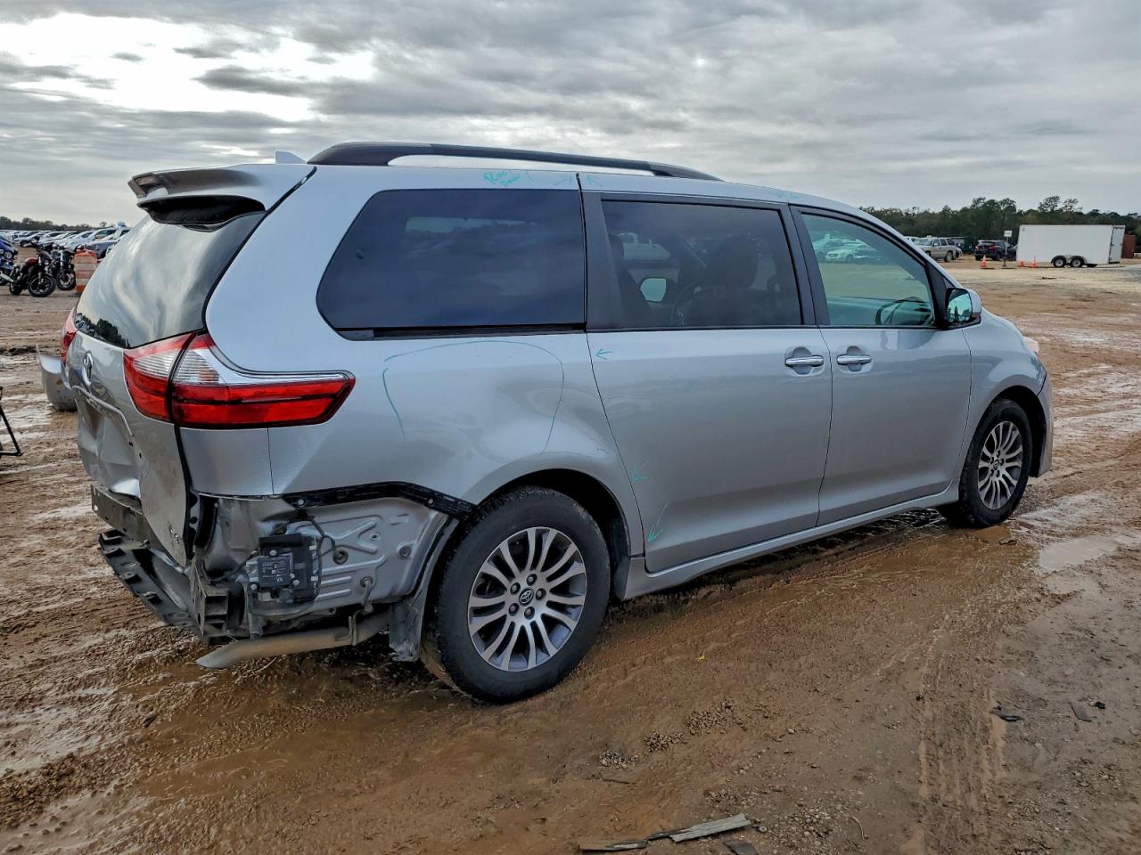 2020 TOYOTA SIENNA XLE photo 3