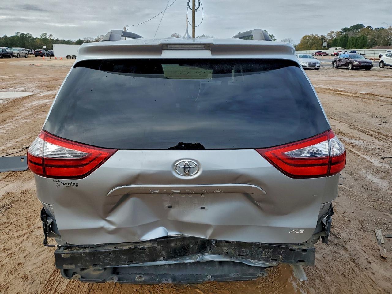 2020 TOYOTA SIENNA XLE photo 6