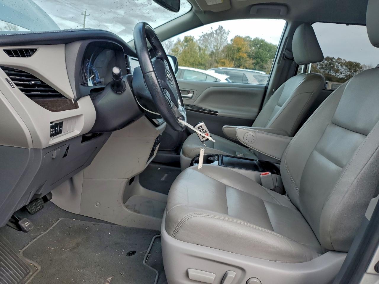 2020 TOYOTA SIENNA XLE photo 7