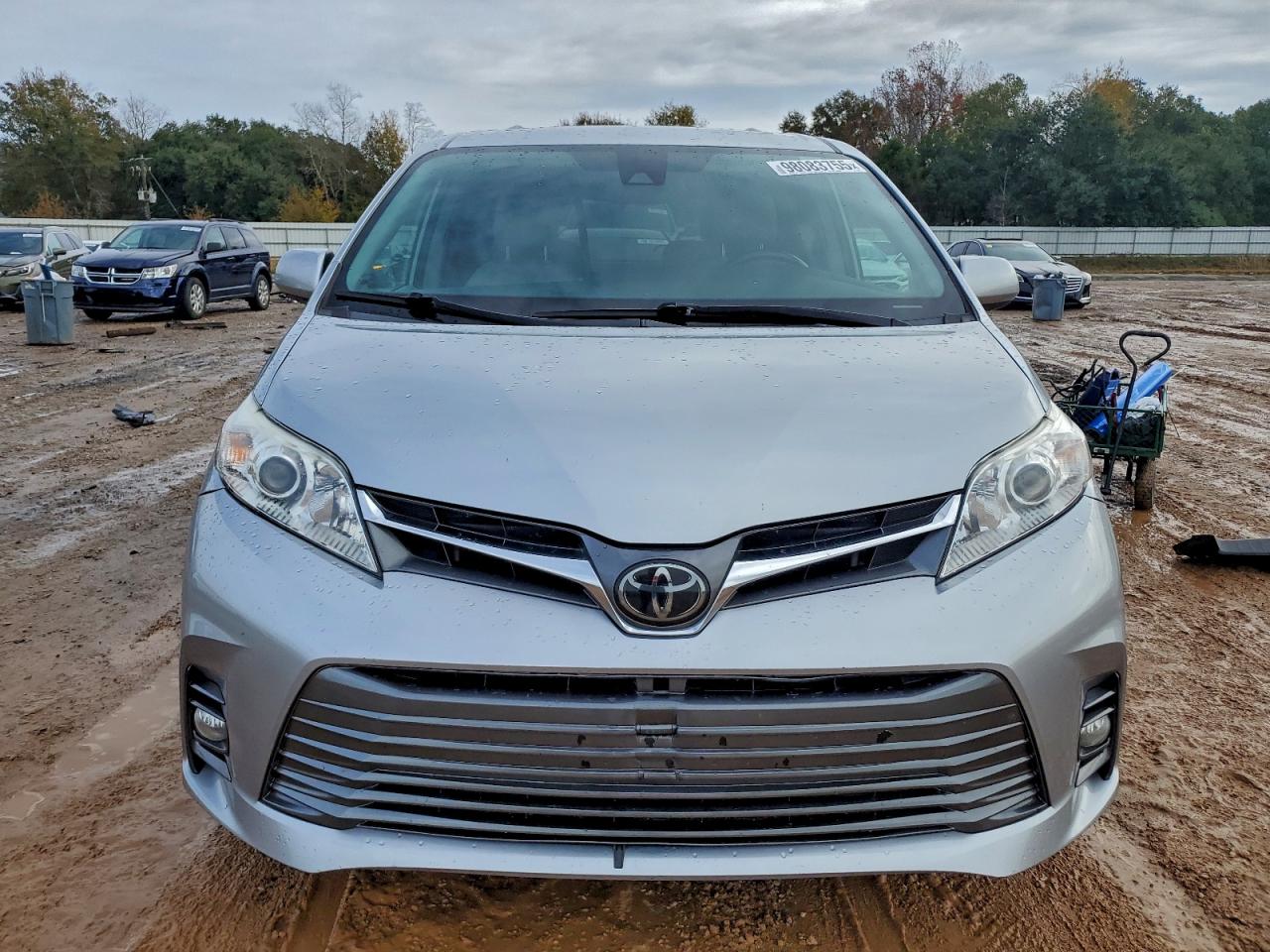2020 TOYOTA SIENNA XLE photo 5