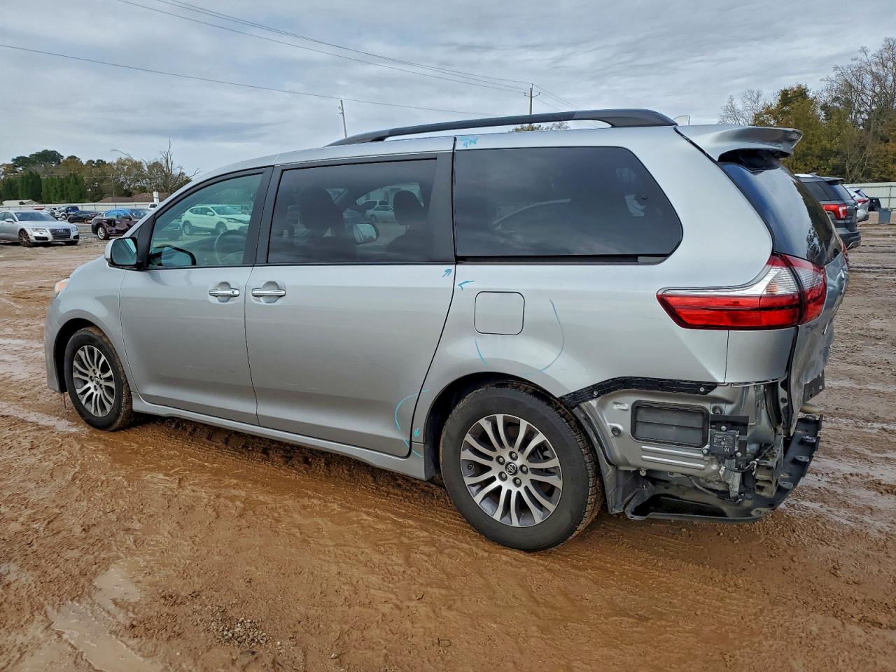 2020 TOYOTA SIENNA XLE photo 2