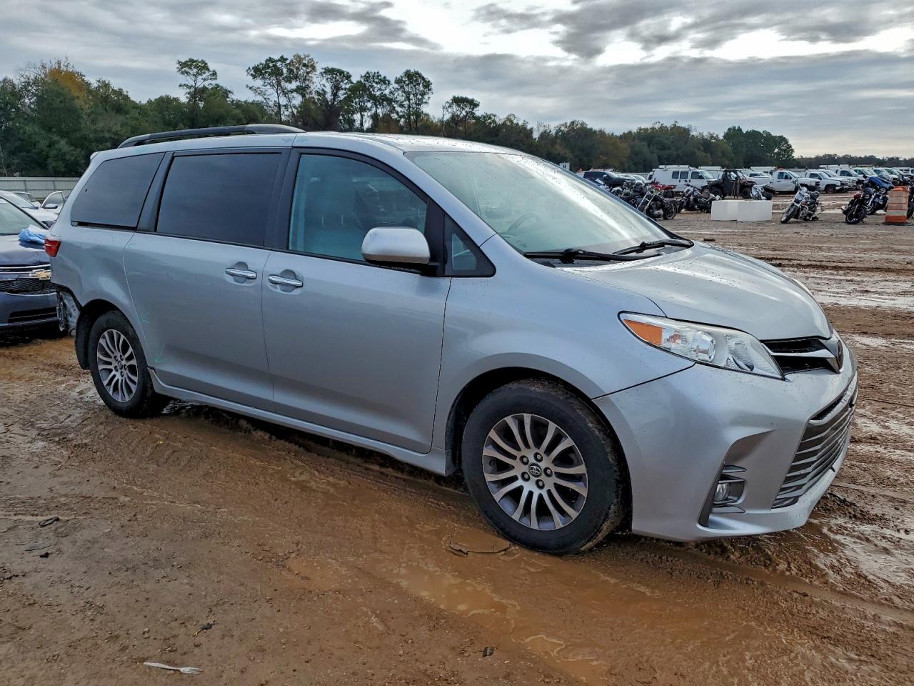 2020 TOYOTA SIENNA XLE photo 4