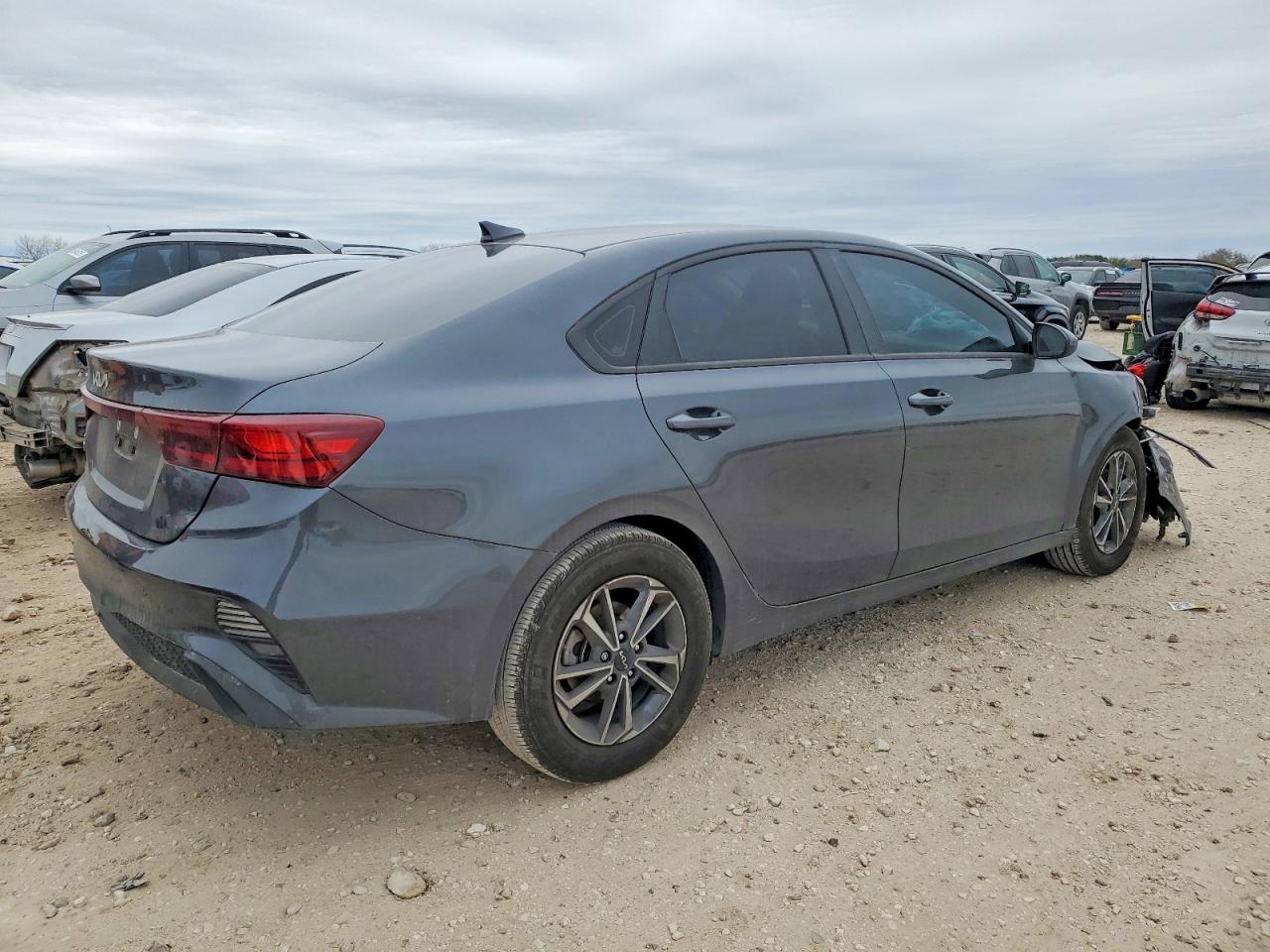 2024 KIA FORTE LX photo 3