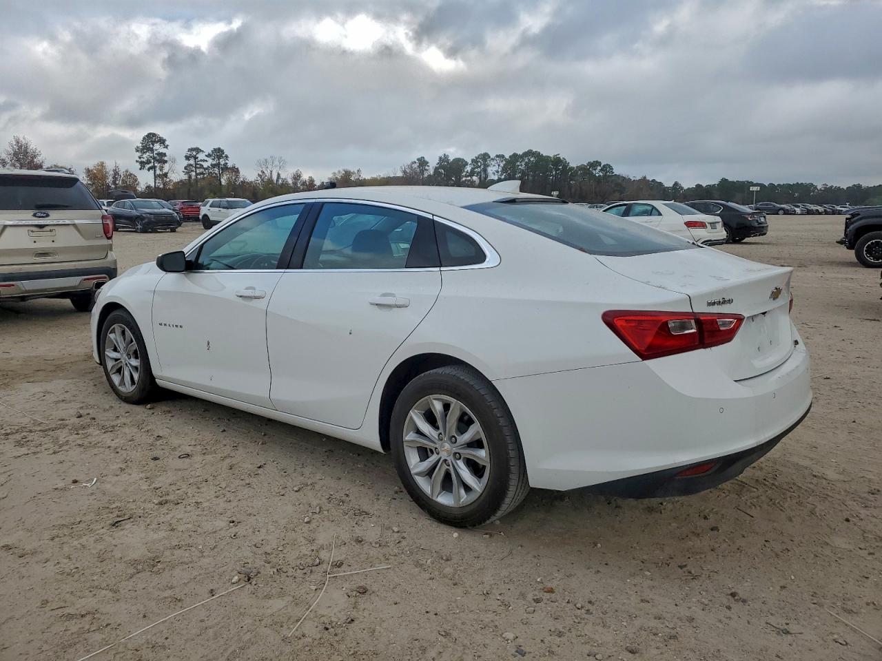 2024 CHEVROLET MALIBU LT photo 2