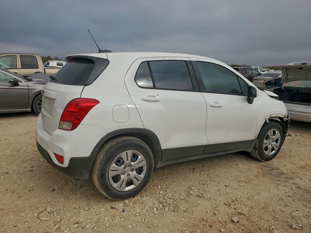 2018 CHEVROLET TRAX LS photo 3