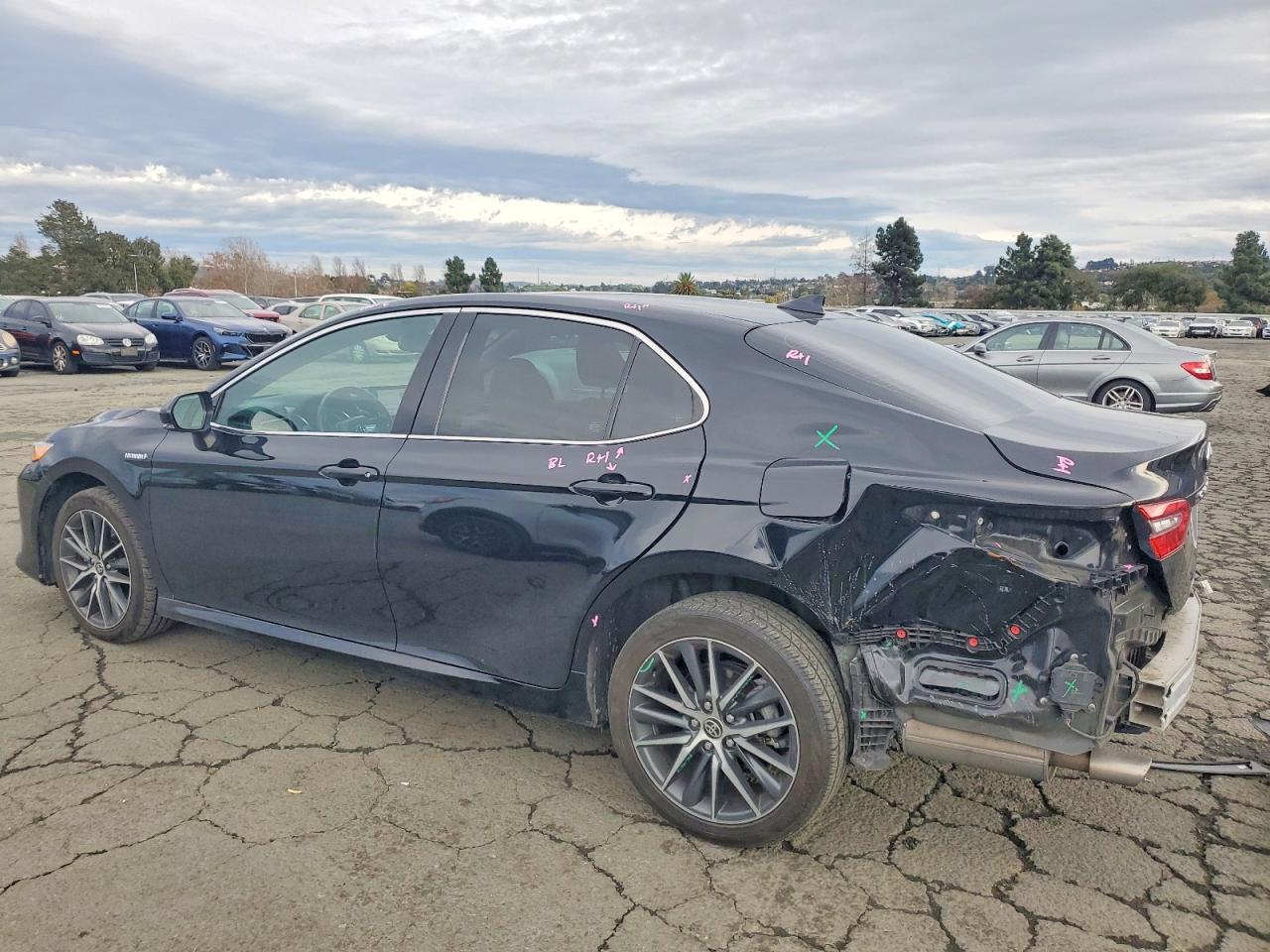 2021 TOYOTA CAMRY XLE photo 2