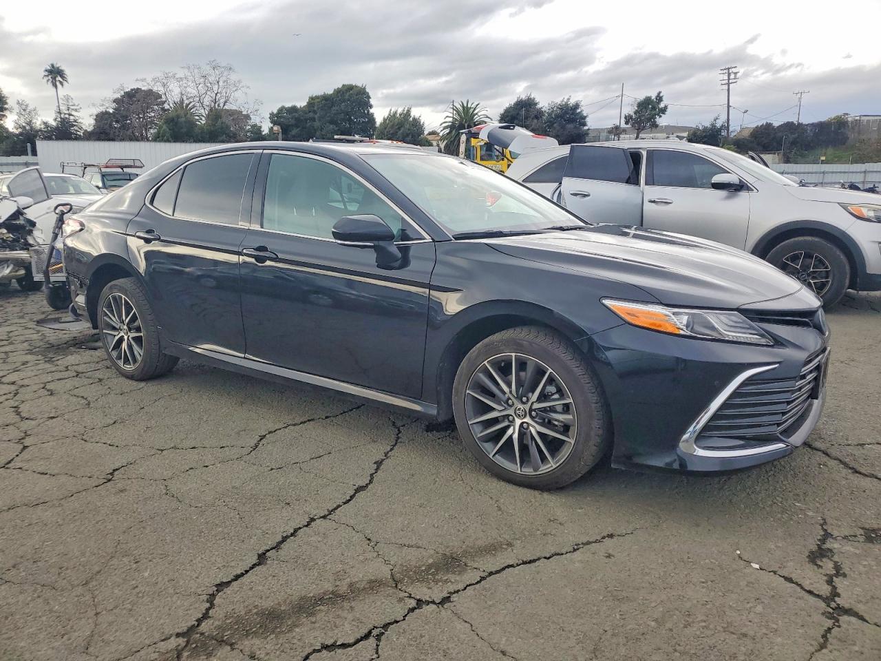 2021 TOYOTA CAMRY XLE photo 4