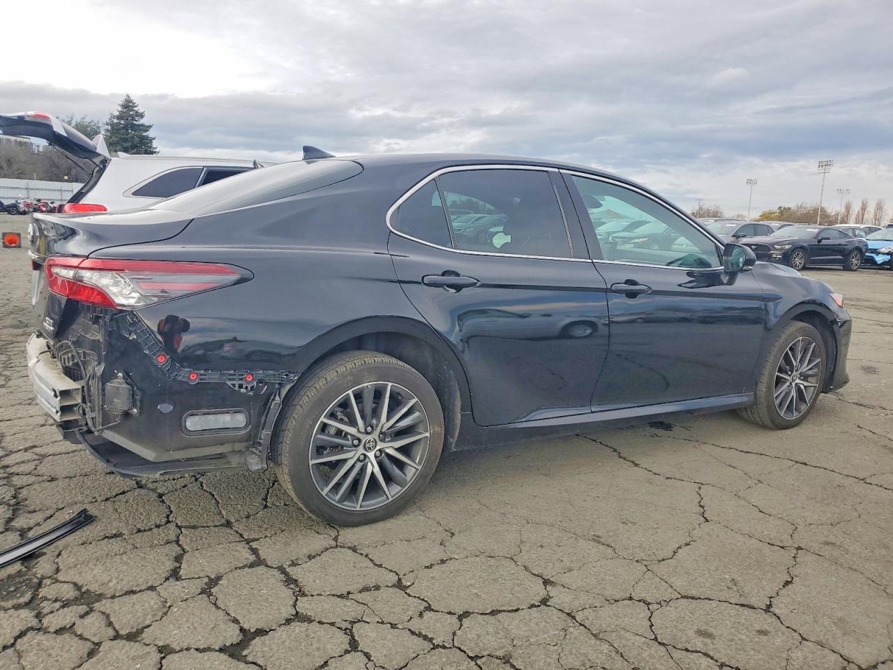 2021 TOYOTA CAMRY XLE photo 3
