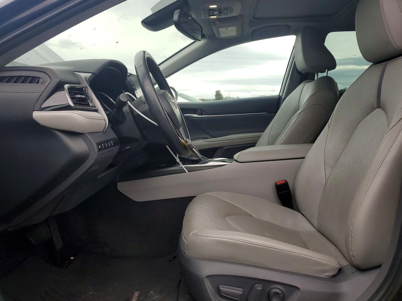 2021 TOYOTA CAMRY XLE photo 7