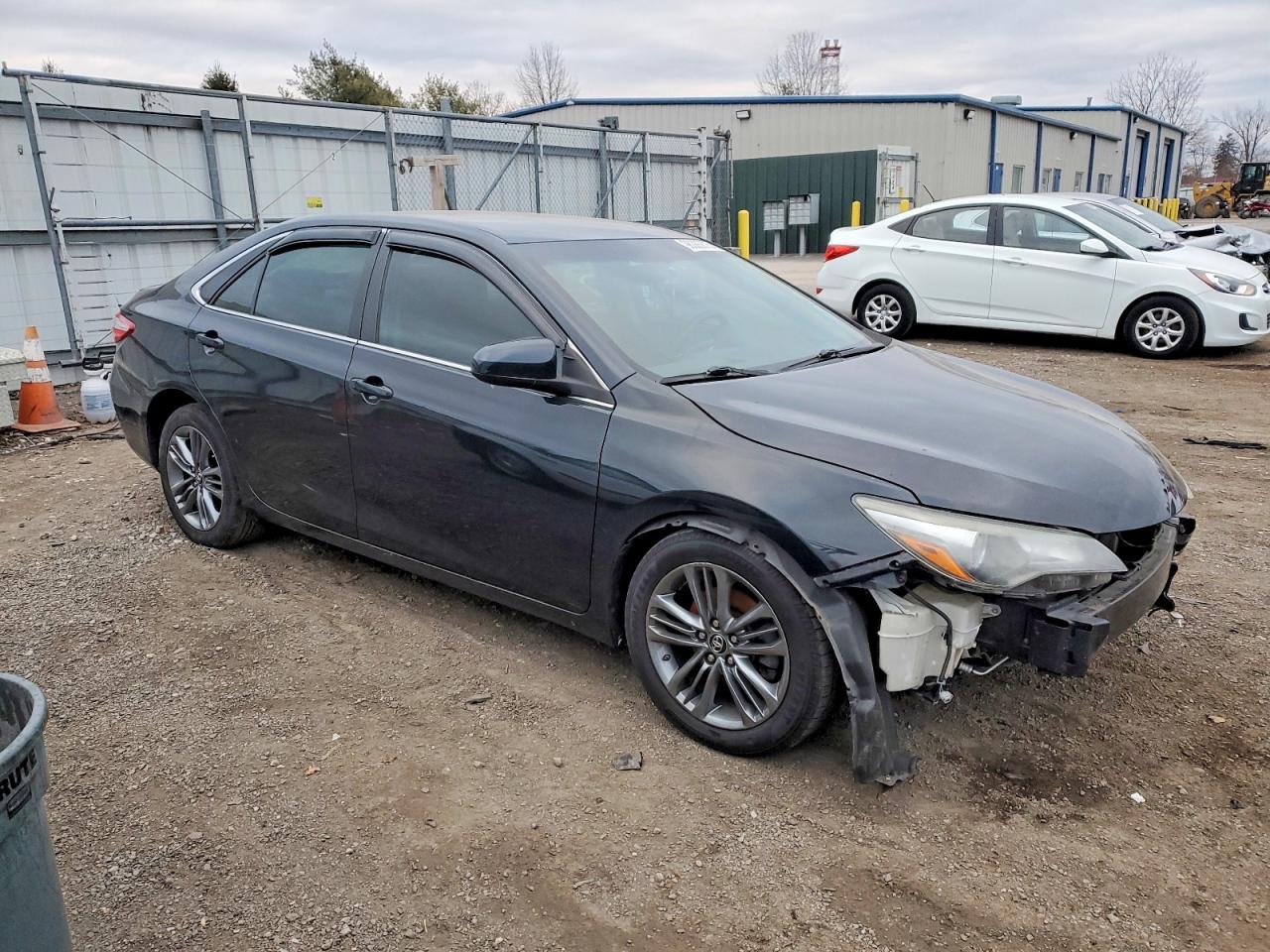 2016 TOYOTA CAMRY LE photo 4