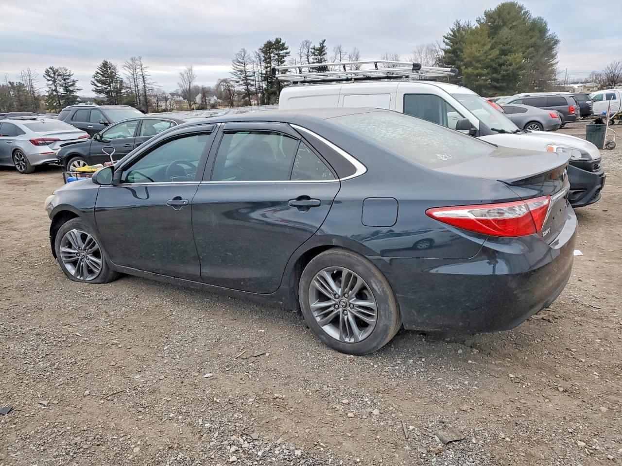 2016 TOYOTA CAMRY LE photo 2