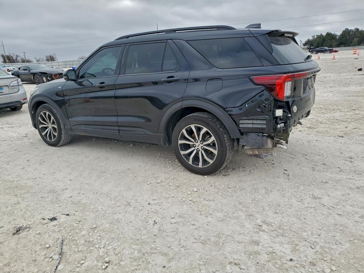 2025 FORD EXPLORER ST-LINE photo 2