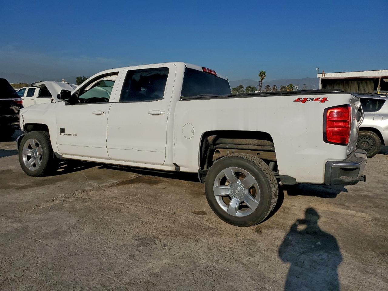 2018 CHEVROLET SILVERADO K1500 LT photo 2