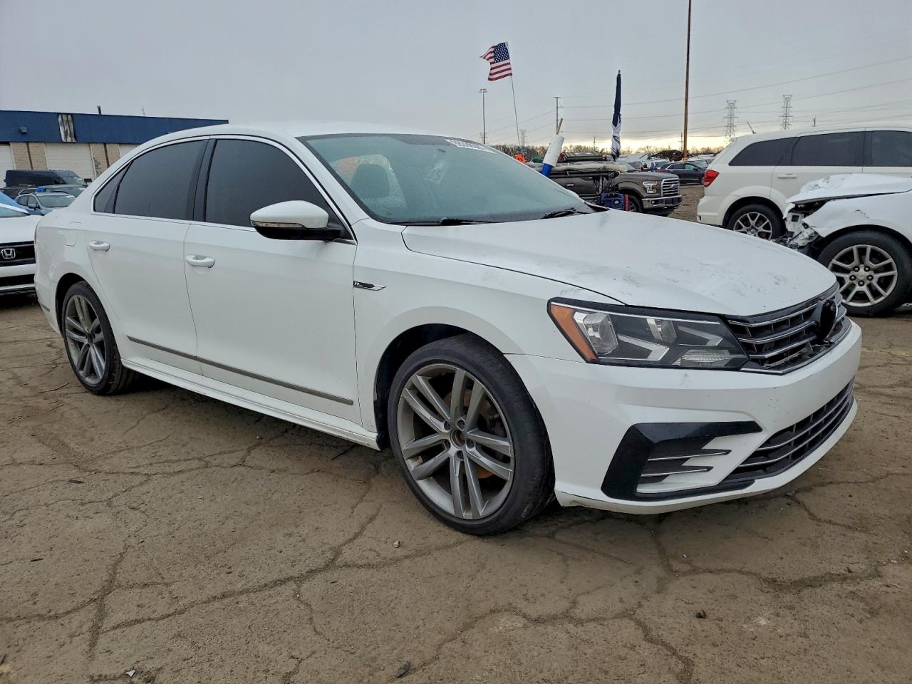 2017 VOLKSWAGEN PASSAT R-LINE photo 4
