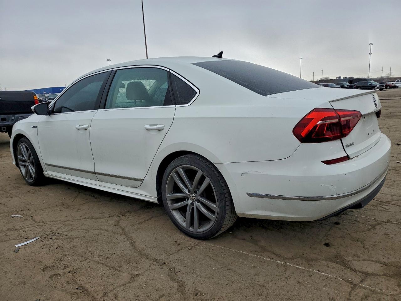 2017 VOLKSWAGEN PASSAT R-LINE photo 2