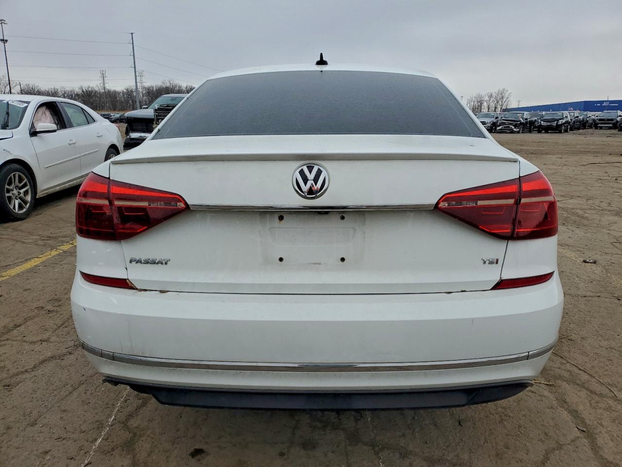 2017 VOLKSWAGEN PASSAT R-LINE photo 6