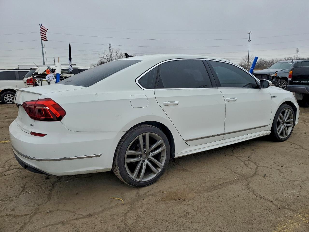 2017 VOLKSWAGEN PASSAT R-LINE photo 3